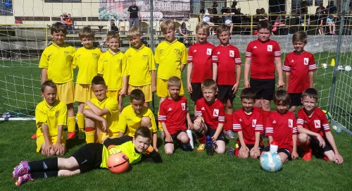 mladší přípravka Jaroměř (v červeném) a Stěžery (ve žlutém)